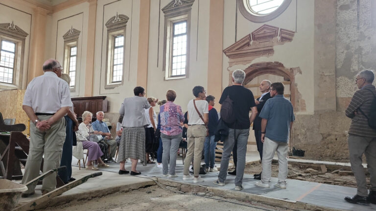 Les visiteurs autour de Régine Klem, guide conférencière, ont admiré les travaux de restauration du temple Saint-Martin.